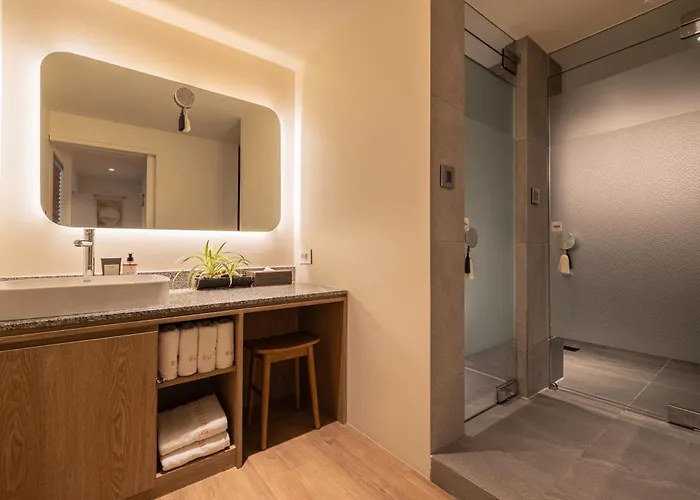 Luxury Hanok Alley Haven Villa *